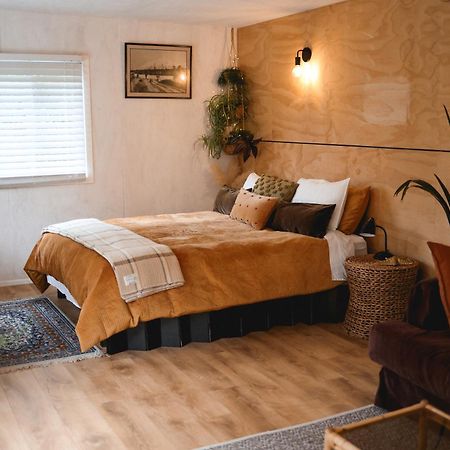 Kaitake Kabana - Unique, Off-Grid, Studio Retreat Oakura Luaran gambar