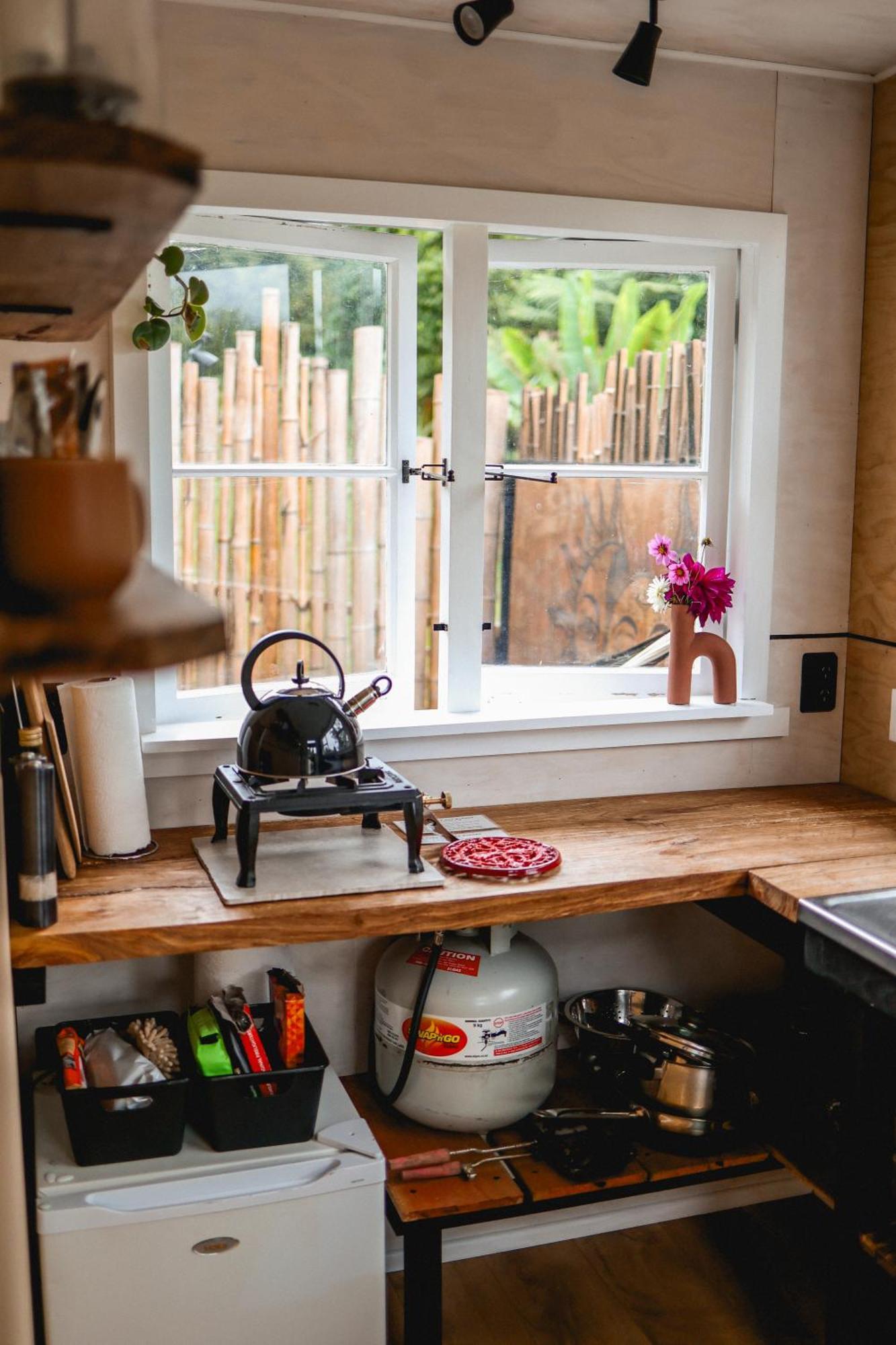 Kaitake Kabana - Unique, Off-Grid, Studio Retreat Oakura Luaran gambar